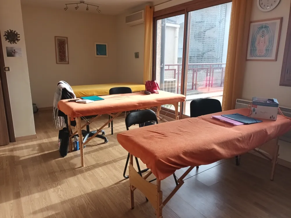 Photo d'une salle de massage avec deux tables de soin.